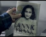Anne Frank - Vite parallele: stasera su Rai1 il docu-film narrato da Helen Mirren