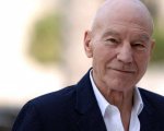 Patrick Stewart riceve il vaccino e ringrazia gli operatori sanitari (VIDEO)