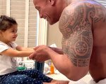 Dwayne Johnson aiuta sua figlia a pettinare i capelli: la foto su Instagram 'scioglie' i fan'
