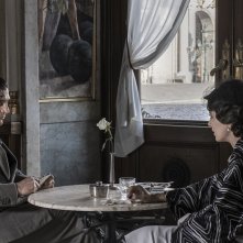 Il Commissario Ricciardi: Serena Ianisti e Lino Guanciale in una scena