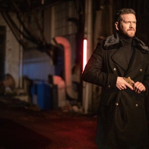 50m2: Engin Öztürk in una scena della serie Netflix