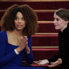 Chiami il mio agente 4: Stéfi Celma e Fanny Sidney in una scena della serie