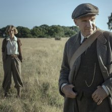 La nave sepolta: Carey Mulligan e Ralph Fiennes in una scena del film