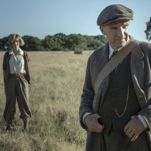 La nave sepolta: Carey Mulligan e Ralph Fiennes in una scena del film