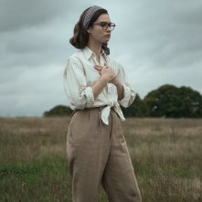 La nave sepolta: Lily James durante una scena del film
