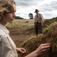 La nave sepolta: Carey Mulligan in primo piano e in secondo piano Ralph Fiennes