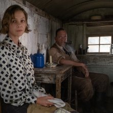 La nave sepolta: Carey Mulligan con Ralph Fiennes in una scena del film