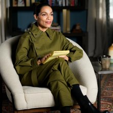 Young Rock: Rosario Dawson in una scena