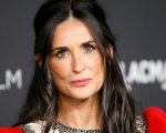 Demi Moore alla sfilata di Fendi, il suo look spiazza i social:  'Cosa ha fatto?'