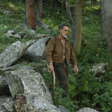 Questo è un uomo: Thomas Trabacchi in una scena del film