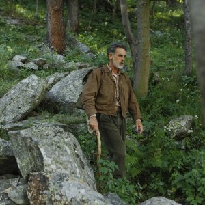 Questo è un uomo: Thomas Trabacchi in una scena del film