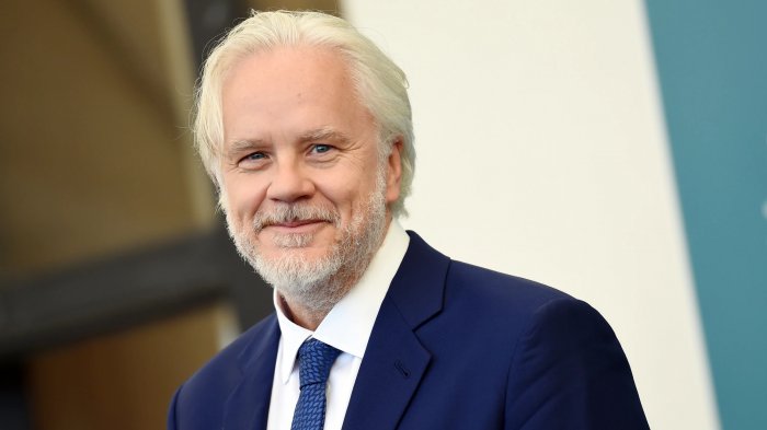 Tim Robbins protagonista della serie Amazon The Power, sostituirà Rainn Wilson
