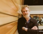 Glen Hansard, il premio Oscar suona per strada a Noto, in Sicilia (VIDEO)