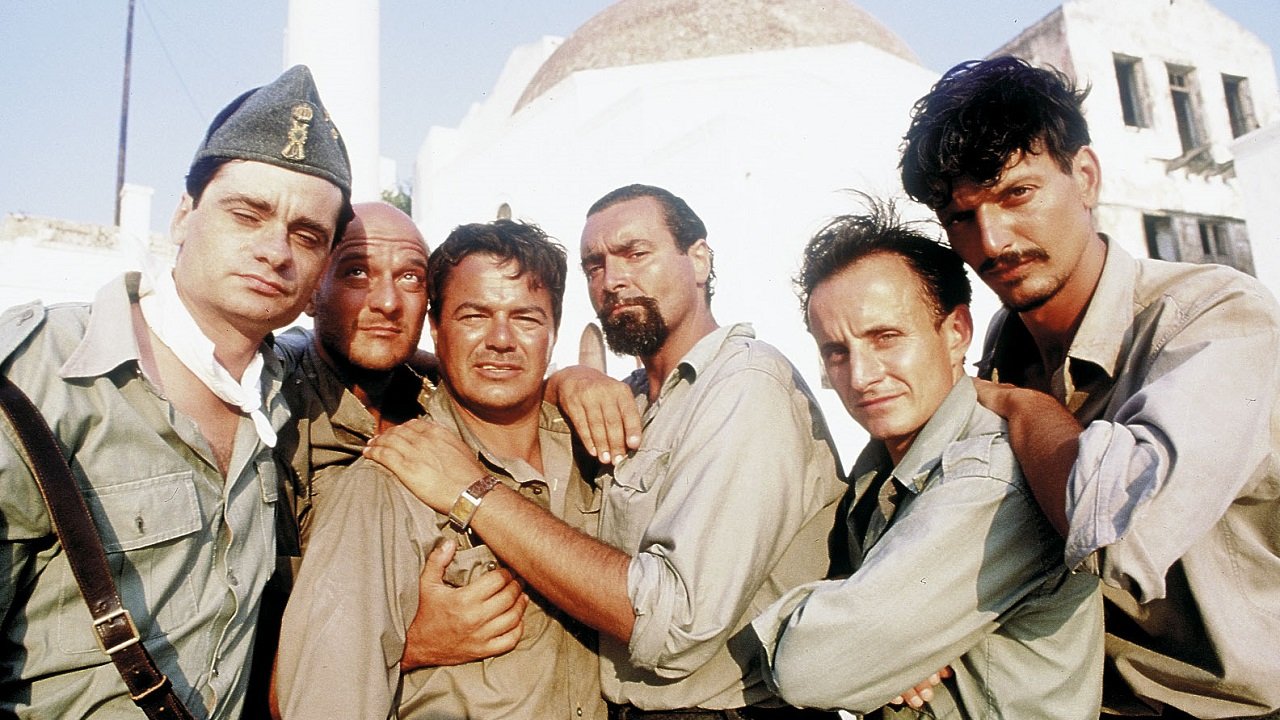 Giuseppe Cederna fa il cameriere in Grecia, proprio come in Mediterraneo