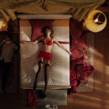 Anna: Sasha Luss in biancheria sexy sul letto