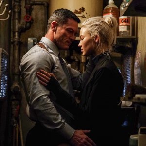Anna: Sasha Luss e Luke Evans in una scena sexy