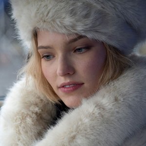 Anna: Sasha Luss in un primo piano