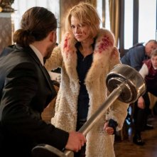 Anna: Sasha Luss in una scena d'azione del film