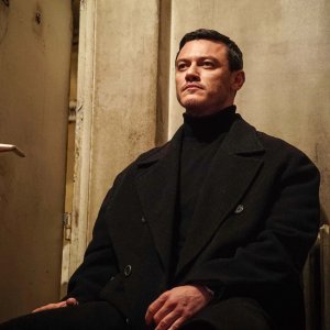 Anna: Luke Evans in una scena del film