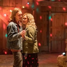 Spontaneous: Katherine Langford e Charlie Plummer danzano in una scena