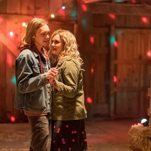 Spontaneous: Katherine Langford e Charlie Plummer danzano in una scena