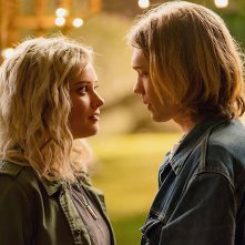 Spontaneous: Katherine Langford e Charlie Plummer in un momento romantico