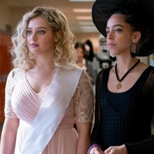 Spontaneous: Katherine Langford e Hayley Law in una scena