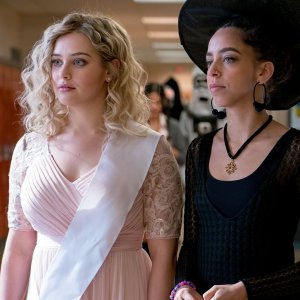 Spontaneous: Katherine Langford e Hayley Law in una scena