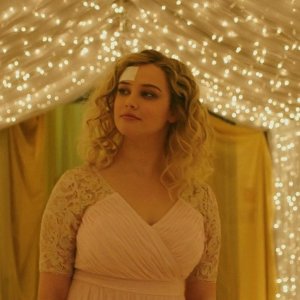 Spontaneous: Katherine Langford in una scena