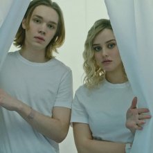 Spontaneous: Katherine Langford con Charlie Plummer in una scena