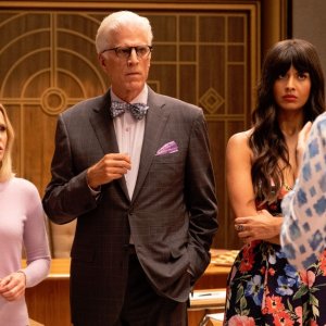 The Good Place 4: Kristen Bell e Ted Danson in una scena della stagione finale