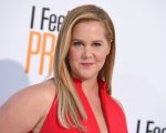 Amy Schumer si mette a nudo: la foto su Instagram svela la cicatrice