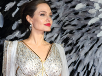 Eternals, Angelina Jolie: 'Correre su e giù in body dorato non è come immaginavo i miei quarant'anni'