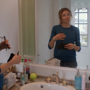 L'estate in cui imparammo a volare: Sarah Chalke in una scena della serie