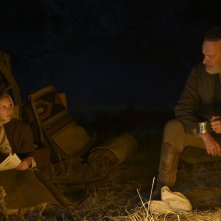 Notizie dal mondo: Tom Hanks, Helena Zengel accampati davanti al fuoco