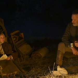 Notizie dal mondo: Tom Hanks, Helena Zengel accampati davanti al fuoco