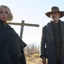 Notizie dal mondo: Tom Hanks, Helena Zengel in una scena del film