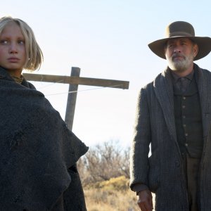 Notizie dal mondo: Tom Hanks, Helena Zengel in una scena del film