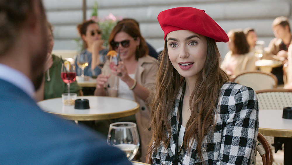 Emily in Paris, Lily Collins commenta le nomination ai Golden Globe 2021 - Movieplayer.it