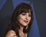 Il nuovo film con Dakota Johnson, Am I OK?, in pausa a causa di una persona positiva al Covid