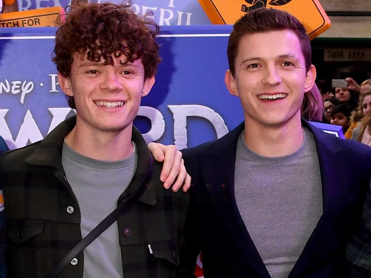 Spider-Man 3: Tom Holland tiene il fratello sulle spalle sul set del film  (FOTO)