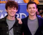 Spider-Man 3: Tom Holland tiene il fratello sulle spalle sul set del film (FOTO)