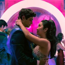Tua per sempre: Lana Condor e Noah Centineo in una scena
