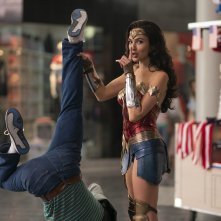 Wonder Woman 1984: Gal Gadot è Wonder Woman in una scena d'azione del film