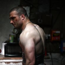 L'ombra della violenza: Cosmo Jarvis seminudo in una scena