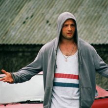 L'ombra della violenza: Cosmo Jarvis in una scena