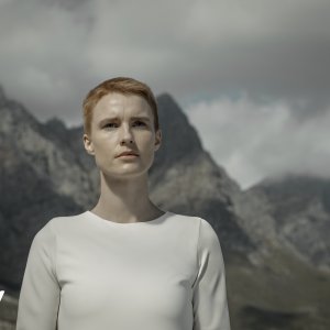 Raised by Wolves: Amanda Collin in una scena della serie