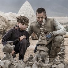 Raised by Wolves: Travis Fimmel e Felix Jamieson in una scena della serie