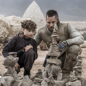 Raised by Wolves: Travis Fimmel e Felix Jamieson in una scena della serie