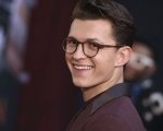 Tom Holland in mutande mentre rilascia una intervista virtuale (FOTO)